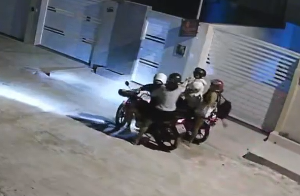 Criminosos armados ameaçam casal com filhos pequenos e roubam moto em Itabaiana; VÍDEO
