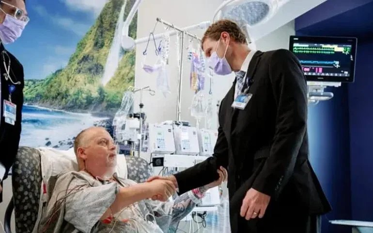 Paciente com câncer recupera a voz após raro transplante de laringe: 'Minha mãe pode me ouvir'