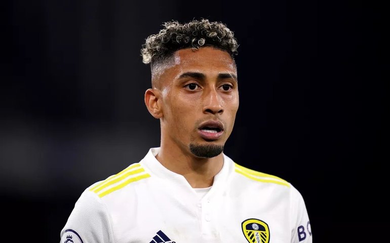 Barcelona apresenta Raphinha com esperança de resgatar ‘legado brasileiro’