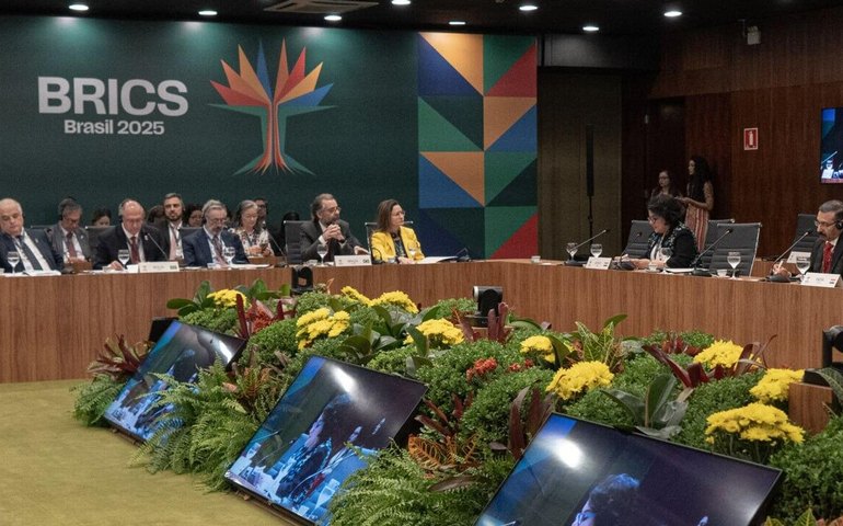 Tensões globais pedem envolvimento comercial mais estreito no BRICS, diz oficial