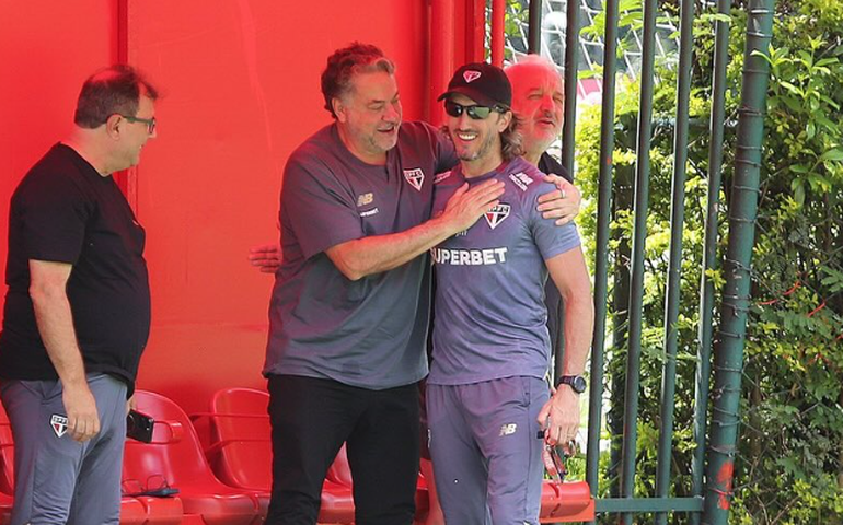 Casares posta foto com Zubeldía em meio a rumores de demissão: 'Juntos pelo São Paulo'