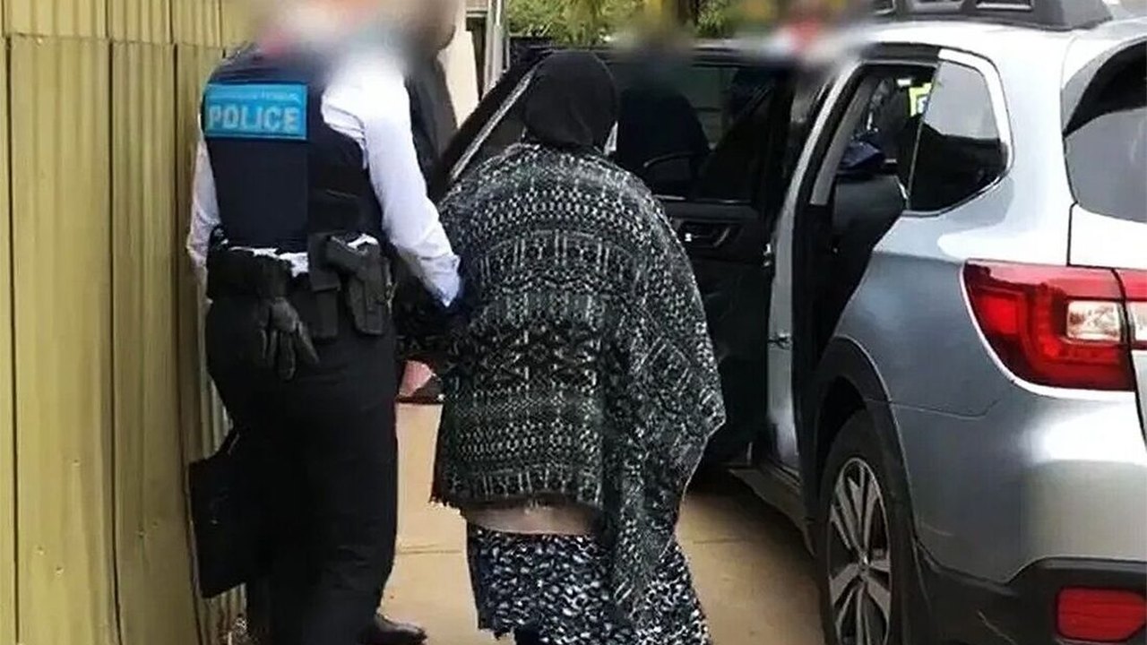 Austrália: mulher é presa por forçar filha a se casar; jovem foi assassinada pelo marido