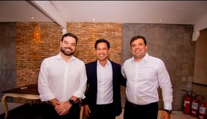 Presidente Chico Filho, prefeito Rodrigo Cunha e líder Marcelo Palmeira. / Foto: Assessoria.