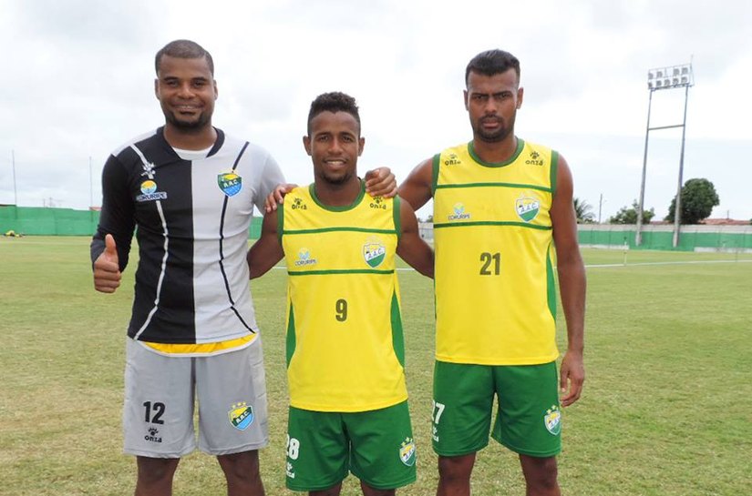 Diretoria do Coruripe apresentou mais três jogadores esta semana