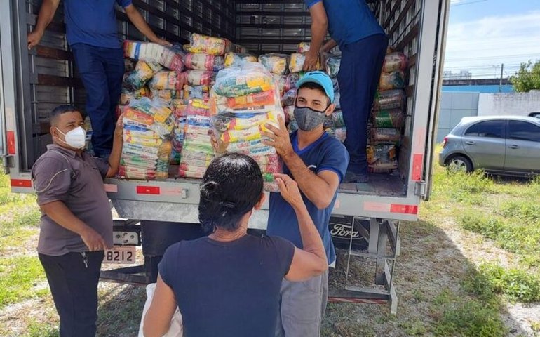 Assistência Social entrega cestas básicas para famílias no Trapiche