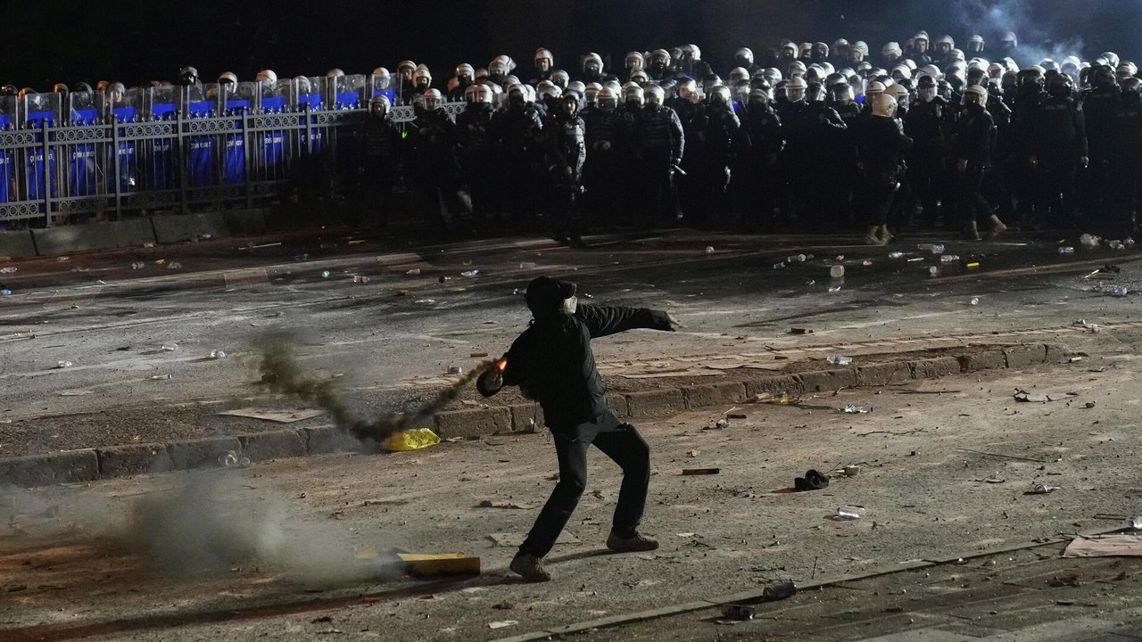 Mais de 300 são presos em protestos na Turquia contra a prisão do prefeito de Istambul