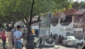 Motorista escapou ilesa do capotamento e sem graves ferimentos. Foto: Reprodução.