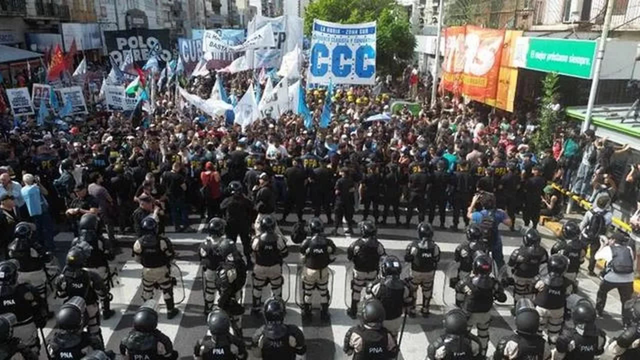 Protestos na Argentina pedem envio de alimentos para restaurantes populares, que alegam corte de abastecimento por Milei