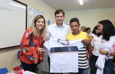 Prefeito Cacau entrega fardamentos aos alunos da Educação Especial de Marechal Deodoro