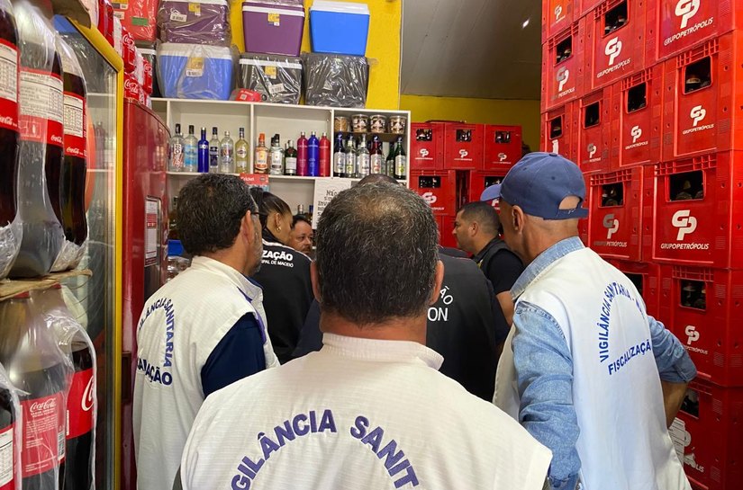 Vigilância Sanitária de Maceió realiza fiscalização para checar procedência de bebidas destiladas