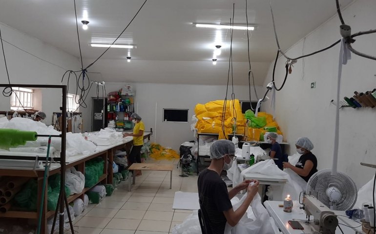 Sesau adquire aventais para EPIs produzidos por microempresas de Palmeira dos Índios