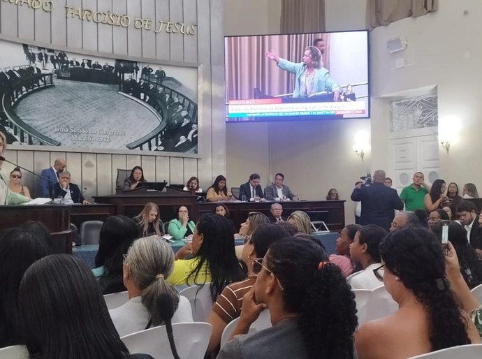 Tereza Nelma apresenta à ministra Cida Gomes proposta de inclusão social para filhos de marisqueiras