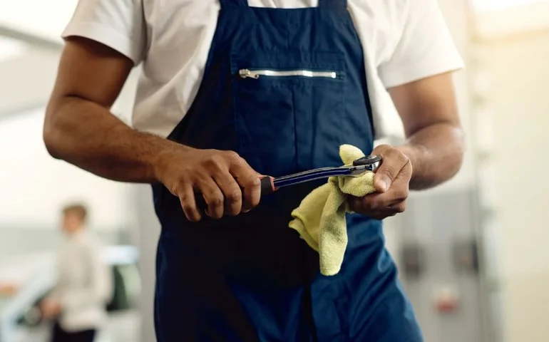 Confiança de Serviços recua pelo terceiro mês consecutivo em abril, aponta FGV