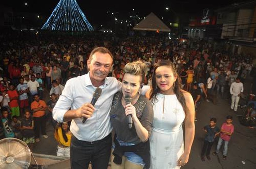 Anadienses brindam ano novo em grande festa promovida pela Prefeitura