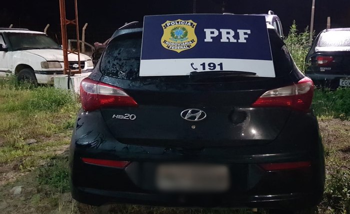 PRF recupera veículo roubado e adulterado