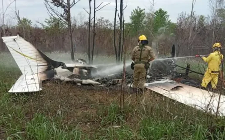 Avião com 5 pessoas a bordo cai em estacionamento de lar para idosos na Pensilvânia