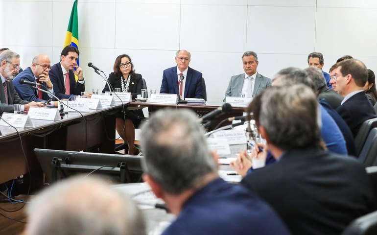 Governo busca negociação com EUA e pede apoio de empresários