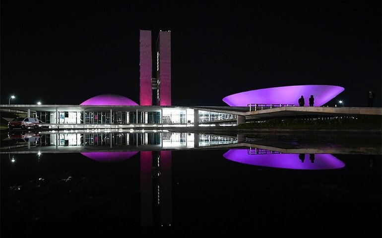 Senado se ilumina para o Outubro Rosa