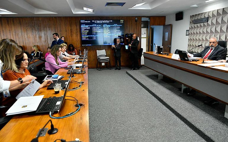 Incentivo a emprego de mulher com mais de 50 anos vai à CAS