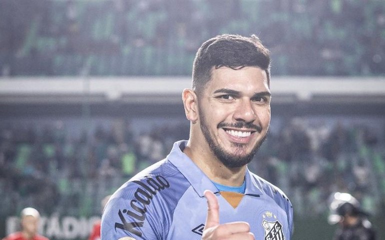 João Paulo treina com bola e fica mais perto de retornar ao Santos após grave lesão