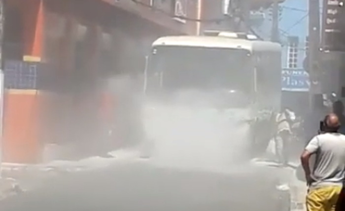 Ônibus da Veleiro pegou fogo e incêndio foi controlado por moradores