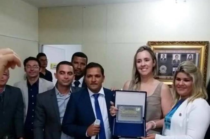 Prefeita é homenageada nos 57 anos de emancipação da Barra de Santo Antônio