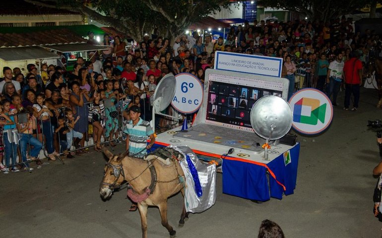 Após dois anos de pandemia, Carroceata de Limoeiro volta com força total e atrai multidão às ruas do Distrito Pé Leve