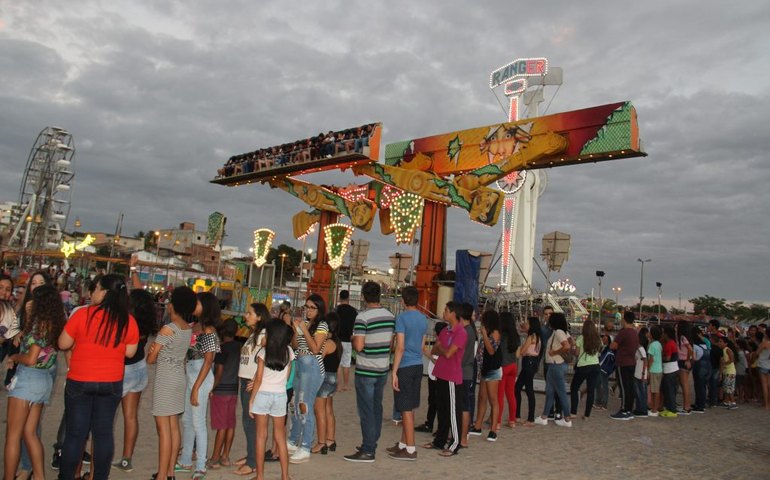Alunos da rede municipal e crianças do Trate têm dia de lazer no parque de diversões