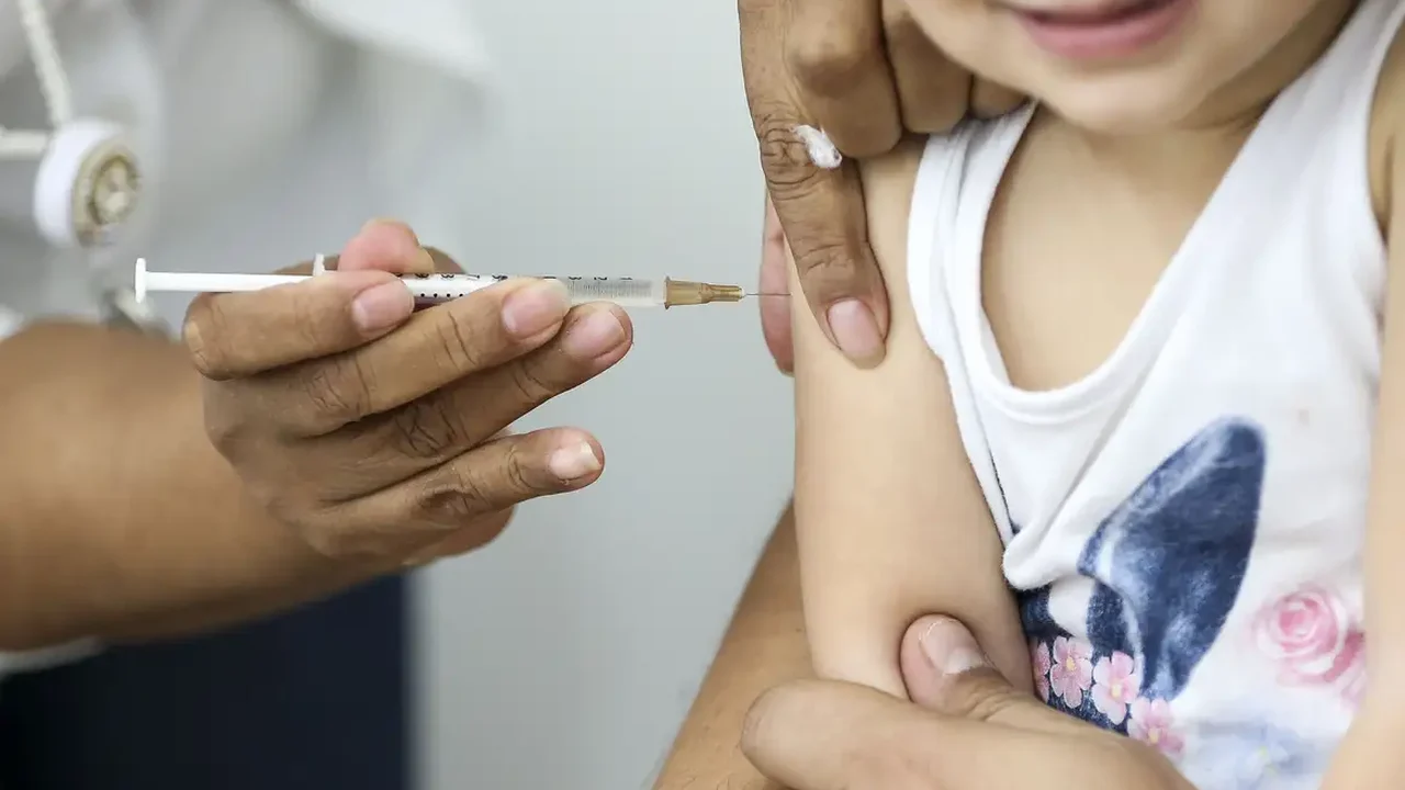 Susto no shopping: mãe denuncia que agulha foi esquecida na perna de bebê após vacinação em Maceió