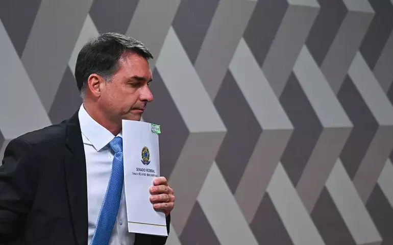 Em meio ao embate com o governo, Flávio lança jingle com funk criado por IA que diz que 'Pix é do Bolsonaro'