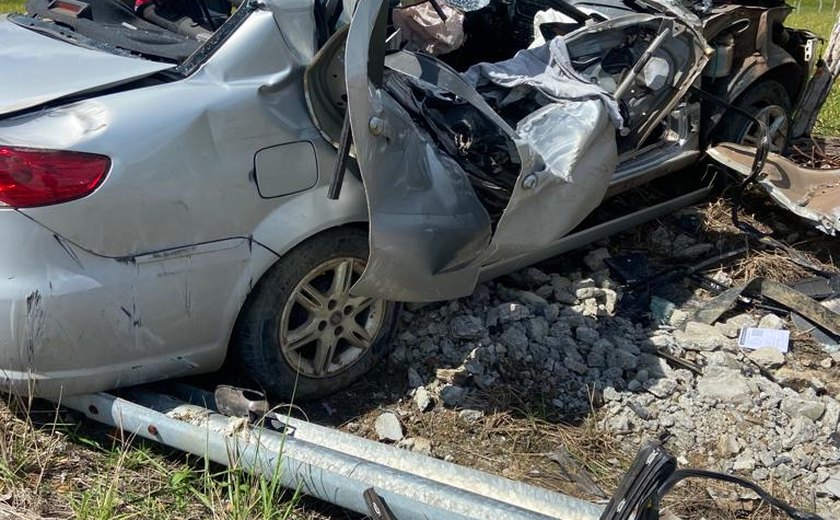 Motorista do Fiat Siena prata perde controle e colide com poste, passageiro morre no local