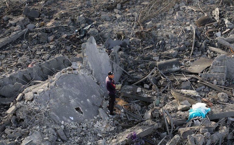 Ataques israelenses matam dezenas em Gaza enquanto Trump visita região