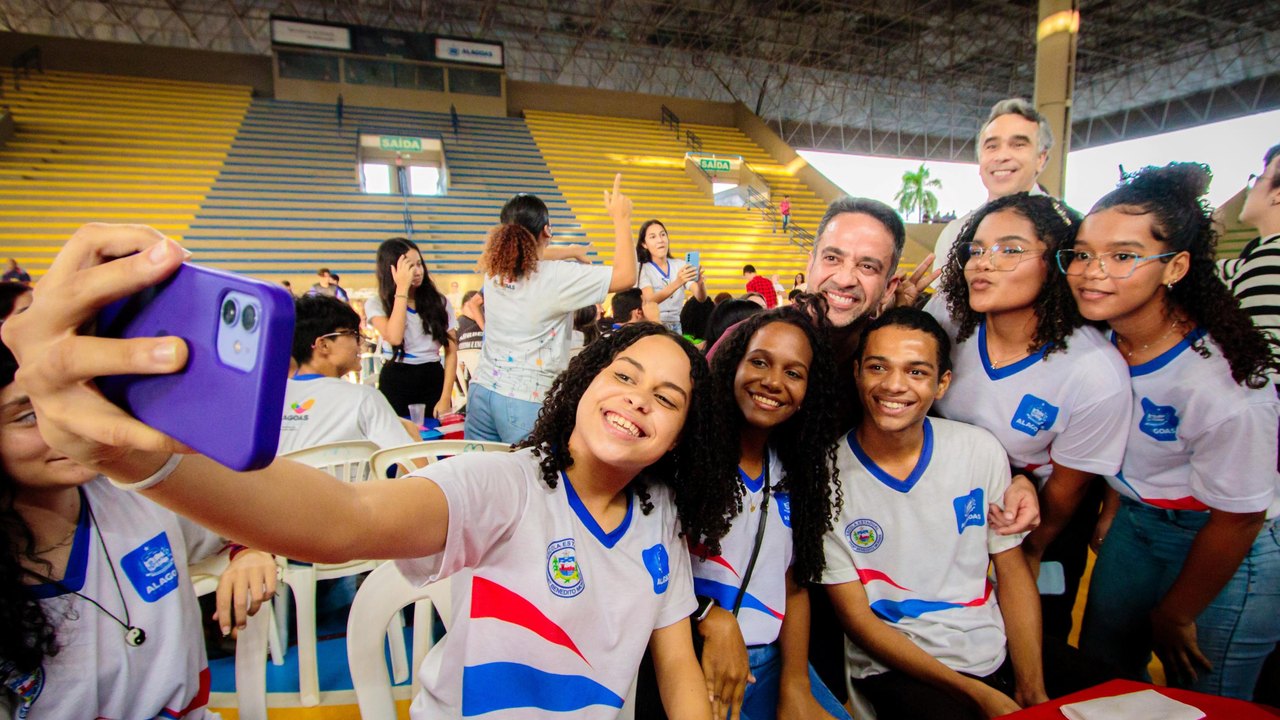 Governador reúne 500 estudantes da rede estadual em festa com pizza, e destaca investimentos na educação