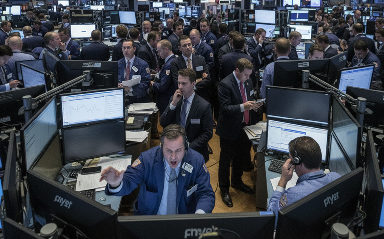 Bolsas de Nova York fecham em queda após anúncio de tarifa global e pressão sobre setor de software