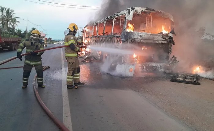 Ônibus ficou destruído