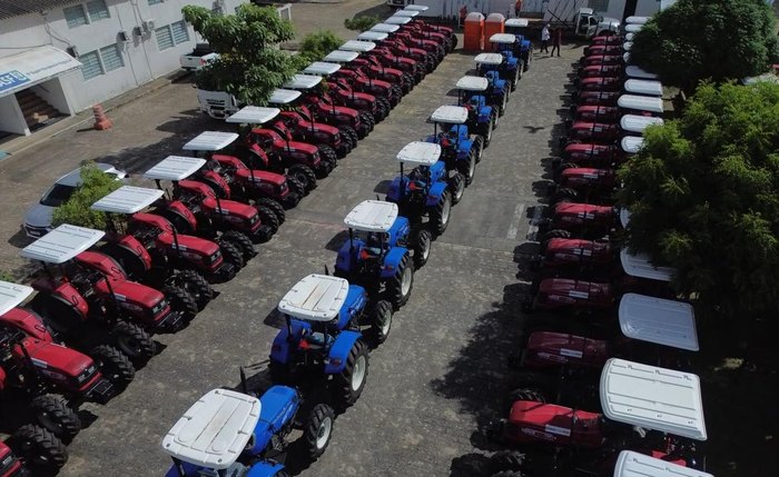 Traipu recebe tratores para o trabalho na agricultura familiar