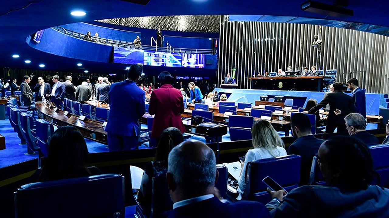 Com defesa da democracia, sessão celebra Dia do Parlamento e 200 anos de Constituinte