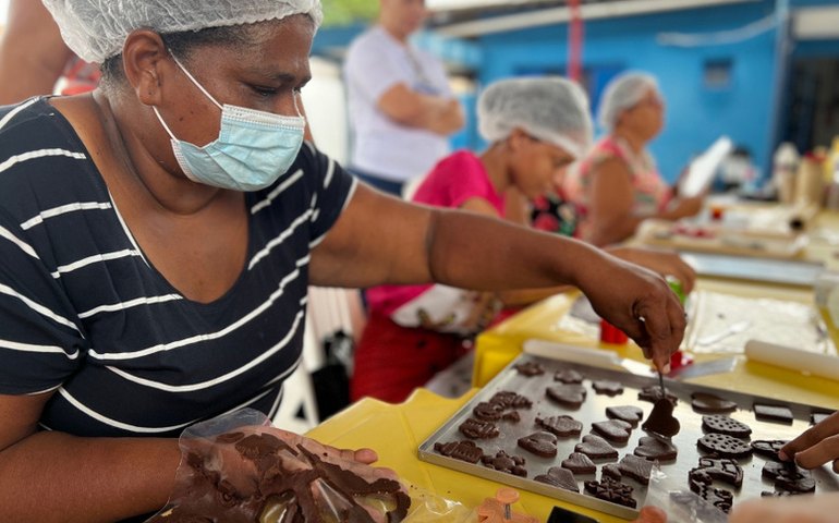 Brota na Grota: Moradoras do Feitosa produzem biscoitos caseiros em oficina de empreendedorismo