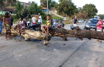 Que país é esse? Índios fecharam BR-101, em Joaquim Gomes, para cobrar escola e plano ambiental do Governo Federal