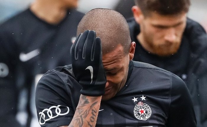 (Crédito: AFP PHOTO / STR ORG - Everton Luiz deixa o campo chorando)