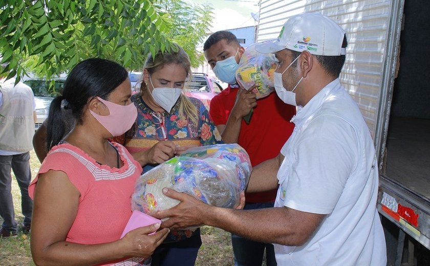 Prefeitura de Penedo leva assistência social para famílias da comunidade Ponta Mofina