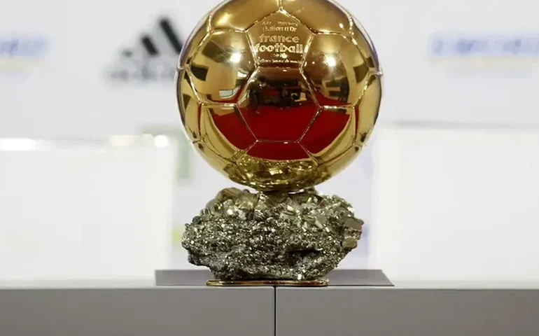 PSG enfrenta impasse com Dembélé após Bola de Ouro: craque quer aumento, clube resiste a salários milionários