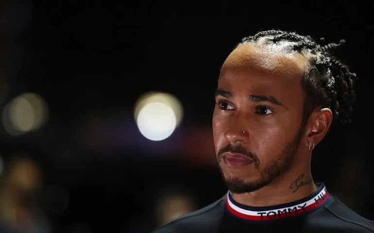 Chefe da Ferrari cobra melhor desempenho em treinos da F-1: 'Começando trás, você corre riscos'