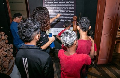 Crianças e adolescentes do abrigo Acolher visitam o Museu Théo Brandão