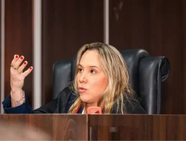 Ataques homofóbicos a Natália França avançam nas redes, e silêncio da OAB-AL chama atenção