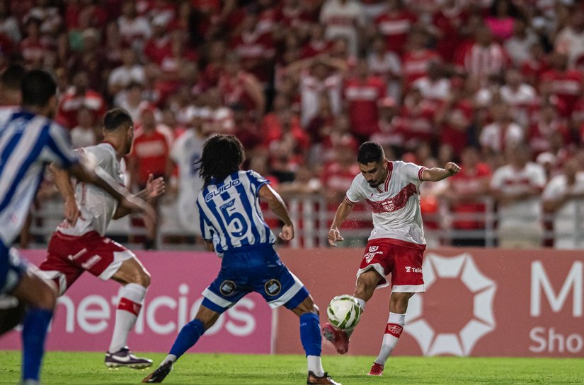 Com um a menos, CRB vence CSA por 2 a 0 e abre vantagem na semifinal do Alagoano