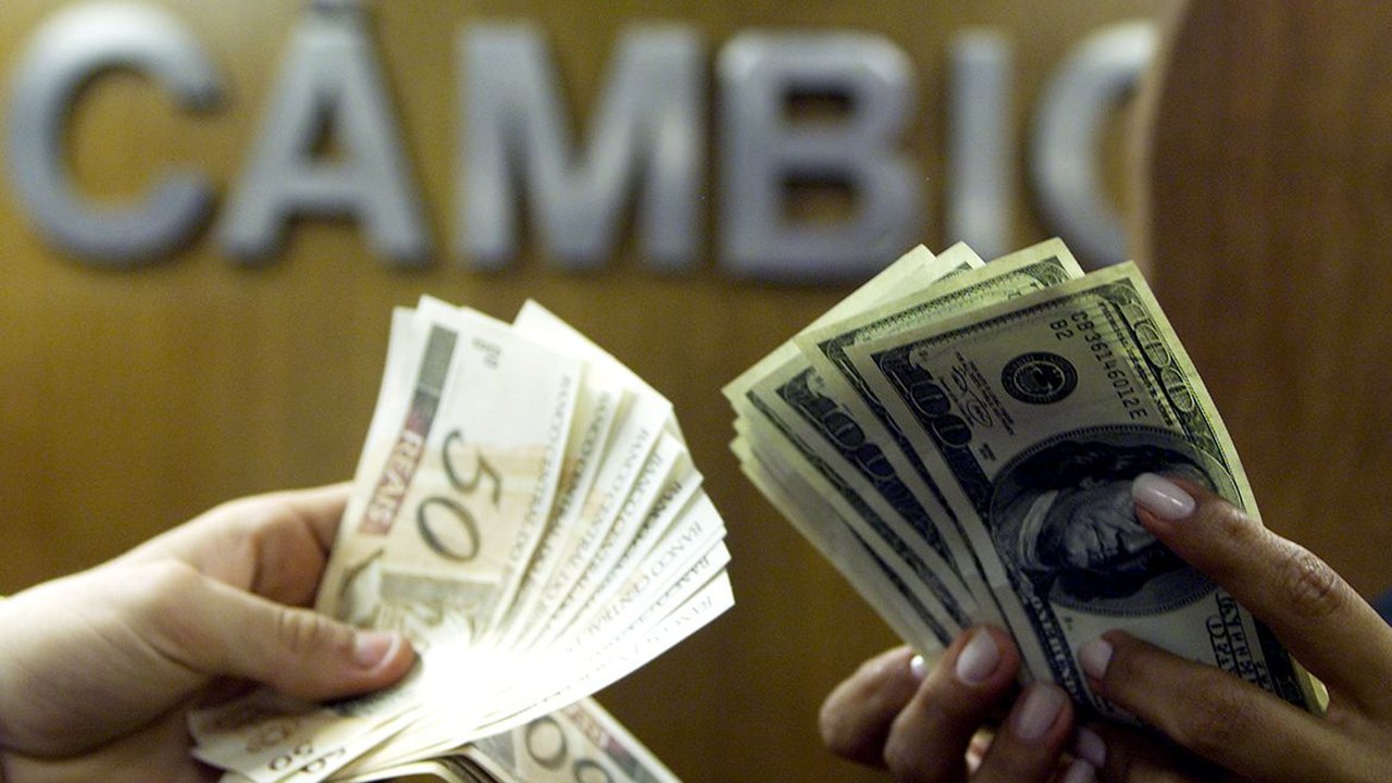 Dólar segue mercado internacional e sobe para R$ 5,43