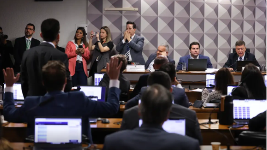 CPMI do INSS aprova convocação de cunhado e ex-namorada de Vorcaro