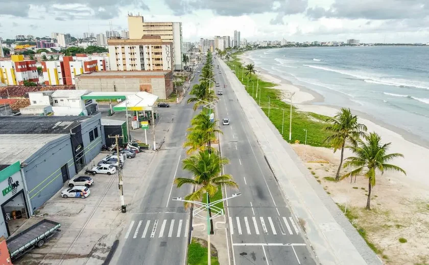 Incêndio causado por ﻿curto-circuito assusta moradores de prédio em Maceió