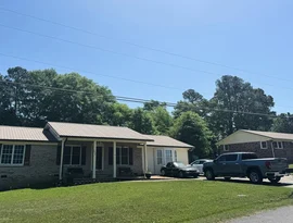 Filho de viúva francesa de 85 anos, que voltou para casa após 16 dias sob custódia da imigração americana, diz que ela precisa descansar